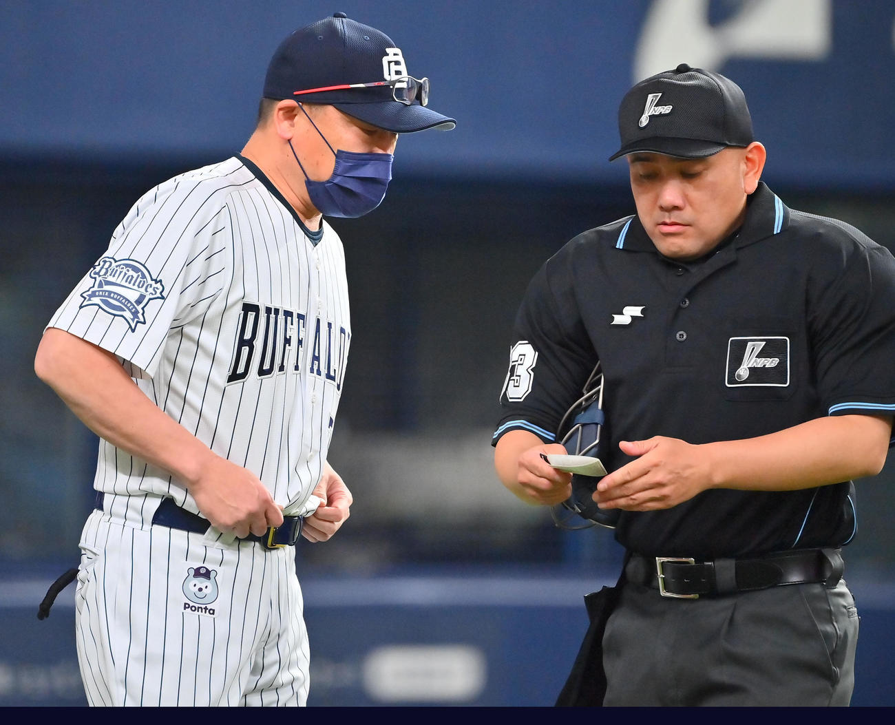 オリックス対西武　8回表、選手の交代を告げるオリックス中嶋監督（撮影・和賀正仁）