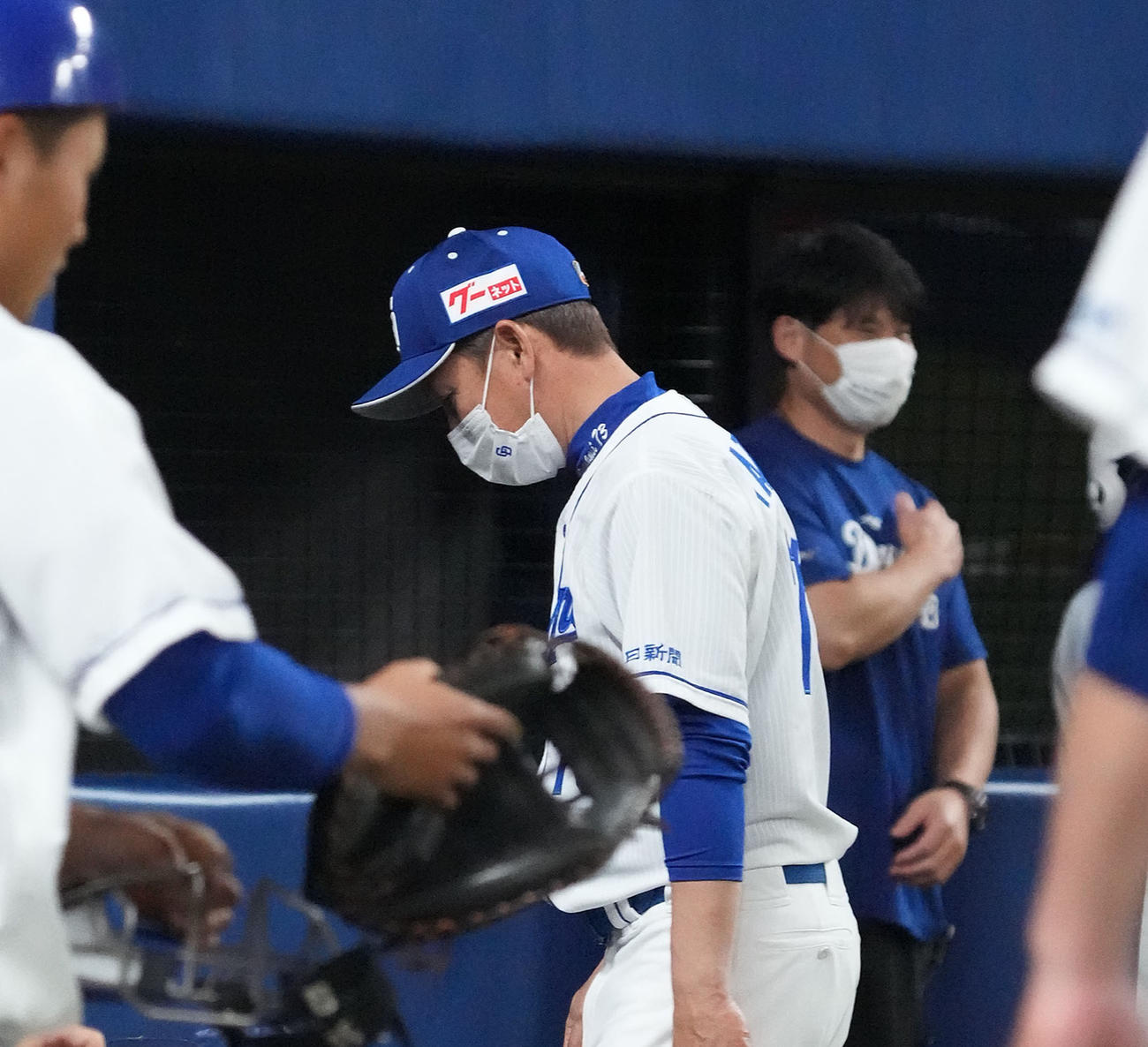 7回終了、選手交代を告げベンチへ戻る立浪監督（撮影・森本幸一）