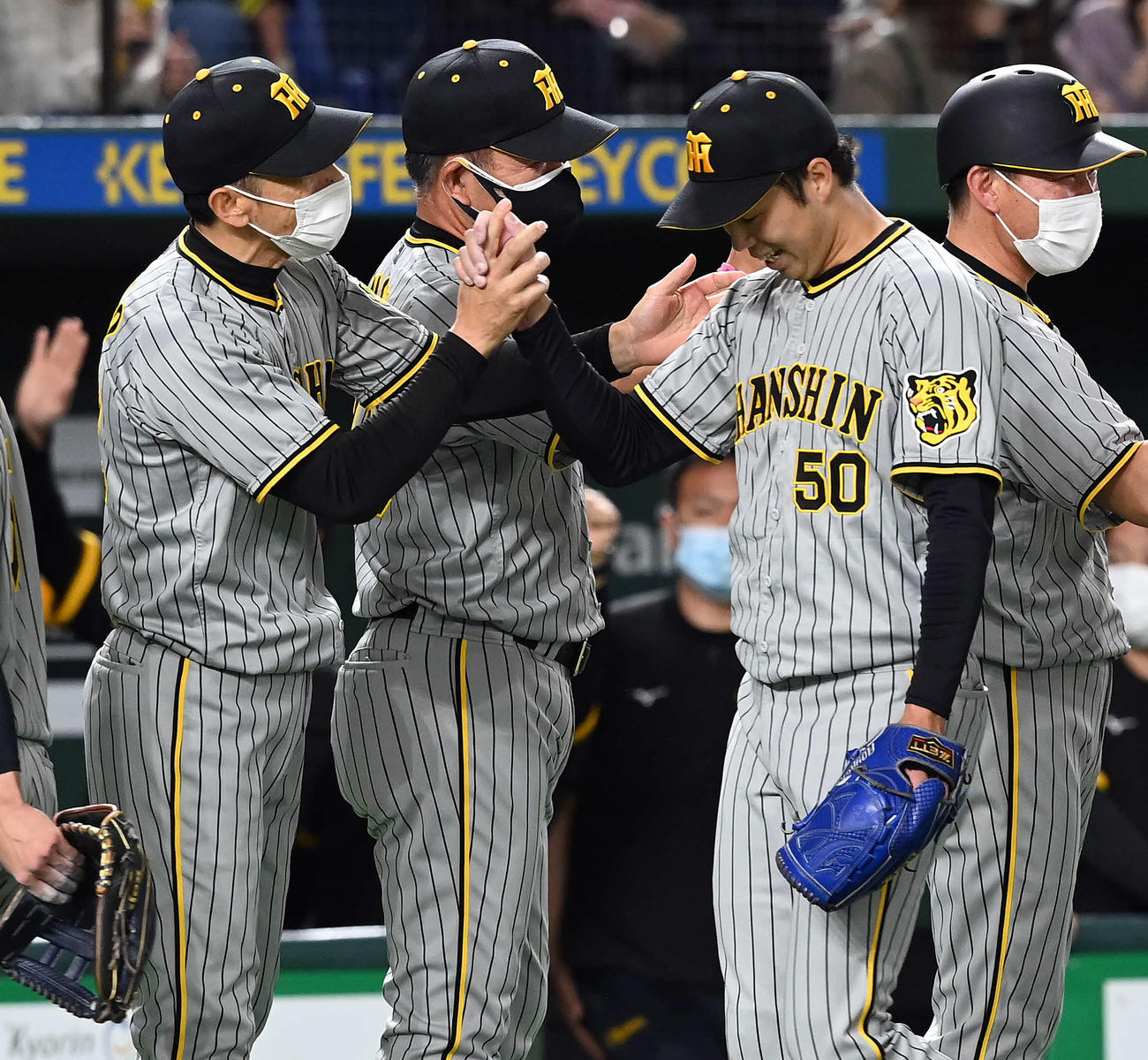 巨人対阪神　巨人に勝利し、青柳（右）を迎える阪神矢野監督（撮影・たえ見朱実）