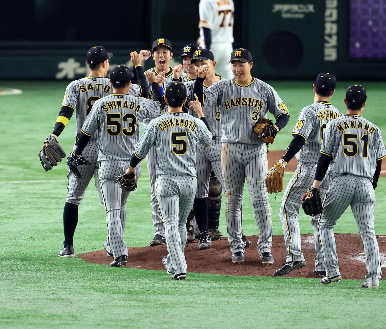 巨人対阪神　完投勝利でチーム4連勝に導いた阪神青柳（奥）はナインとハイタッチ（撮影・浅見桂子）