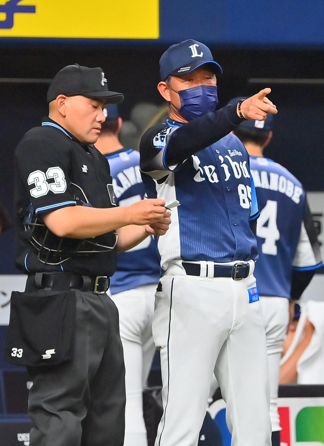 オリックス対西武　8回、選手の交代を告げる西武辻監督（撮影・和賀正仁）