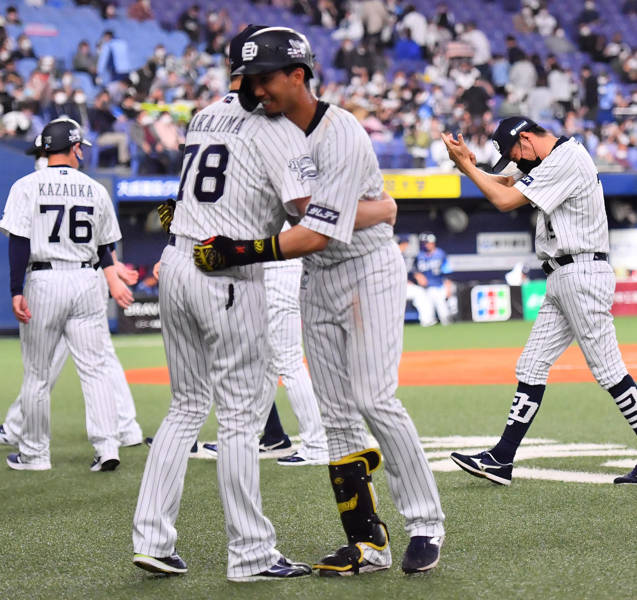 オリックス対西武　9回裏オリックス1死一、三塁、左前にサヨナラ打を放った宗は中嶋監督と抱き合う（撮影・和賀正仁）