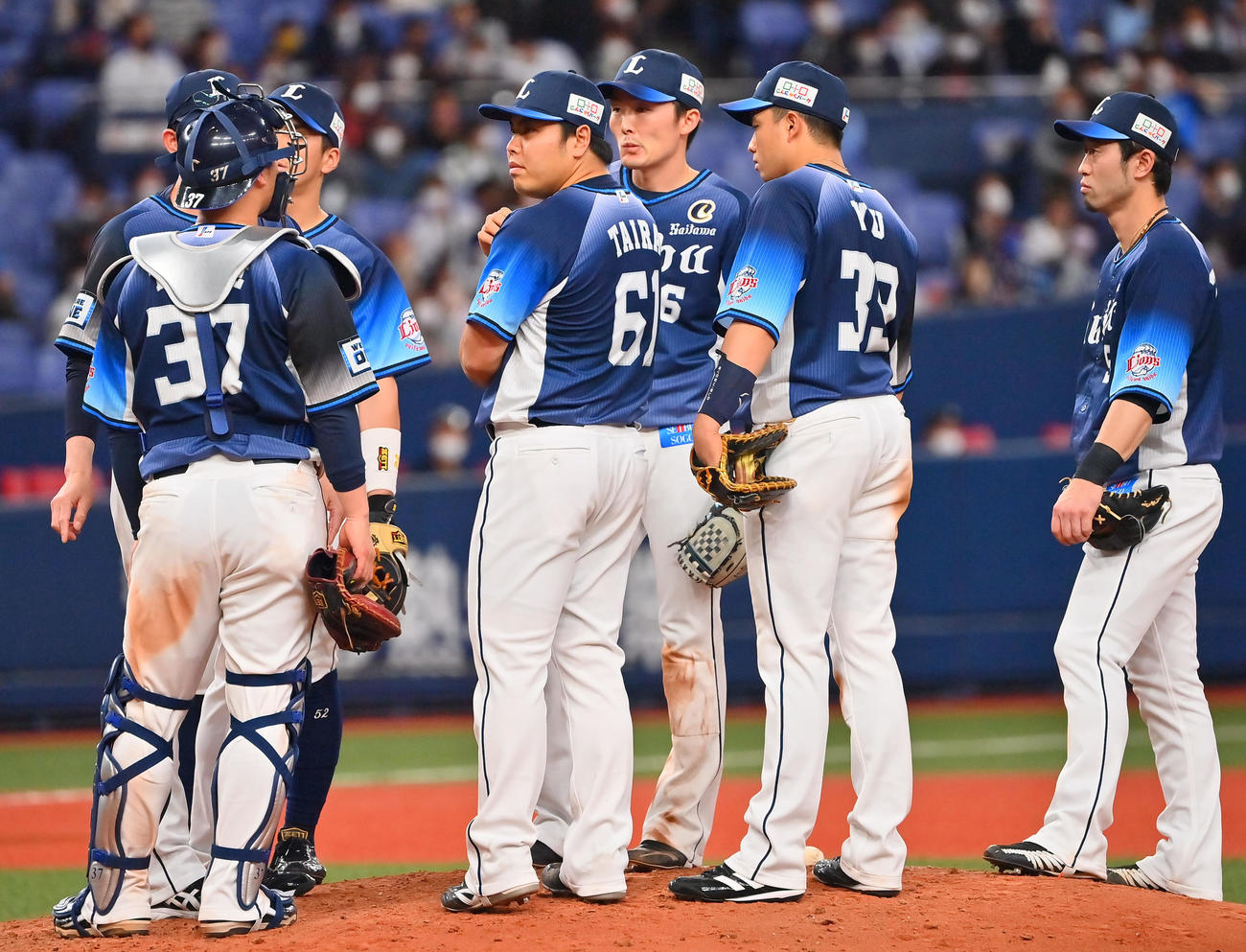 オリックス対西武　9回裏、ピンチを招き平良のもとに集まる西武内野陣（撮影・和賀正仁）