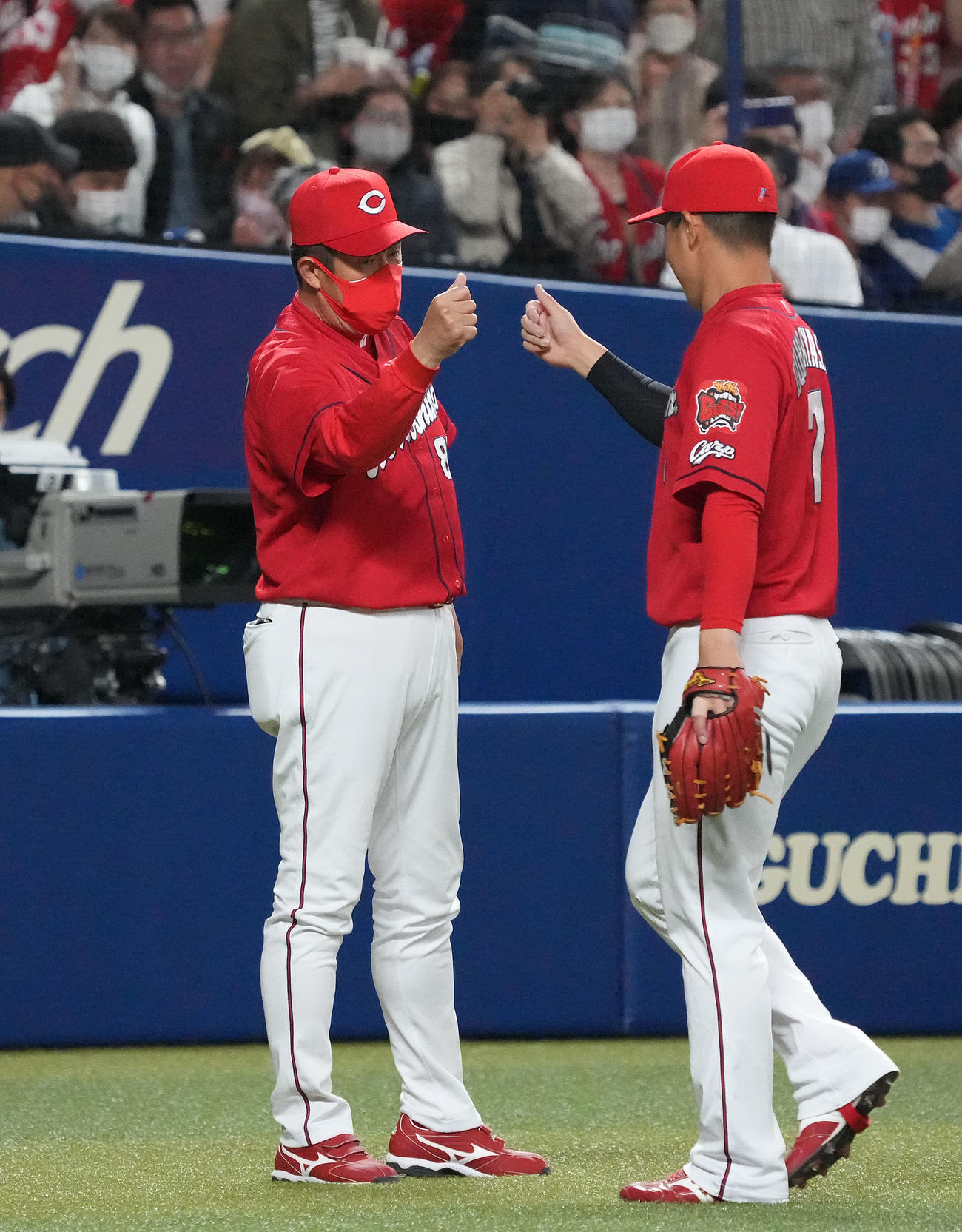 中日対広島　試合終了、堂林（右）を迎える佐々岡監督（左）（撮影・森本幸一）