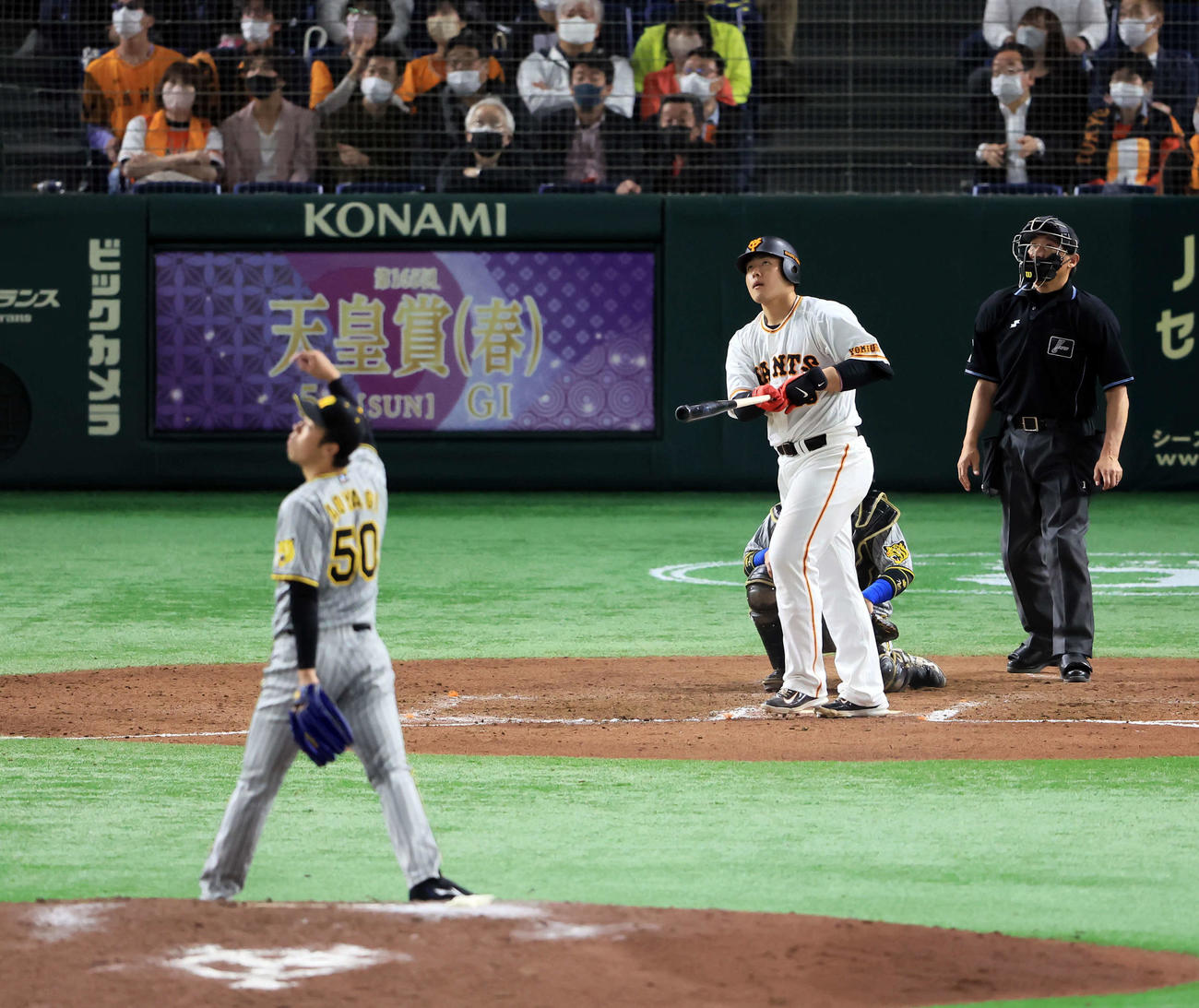 巨人対阪神　9回裏巨人無死、岡本和は右越えソロ本塁打を放つ。投手青柳（撮影・浅見桂子）