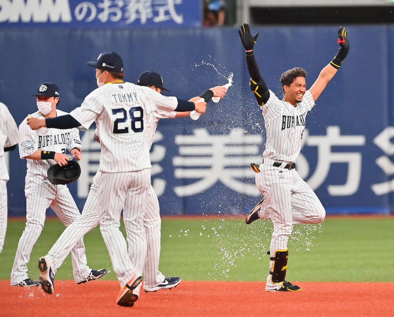 オリックス対西武　9回裏オリックス1死一、三塁、サヨナラ打を放った宗（右）は笑顔でウオーターシャワーを浴びる（撮影・和賀正仁）