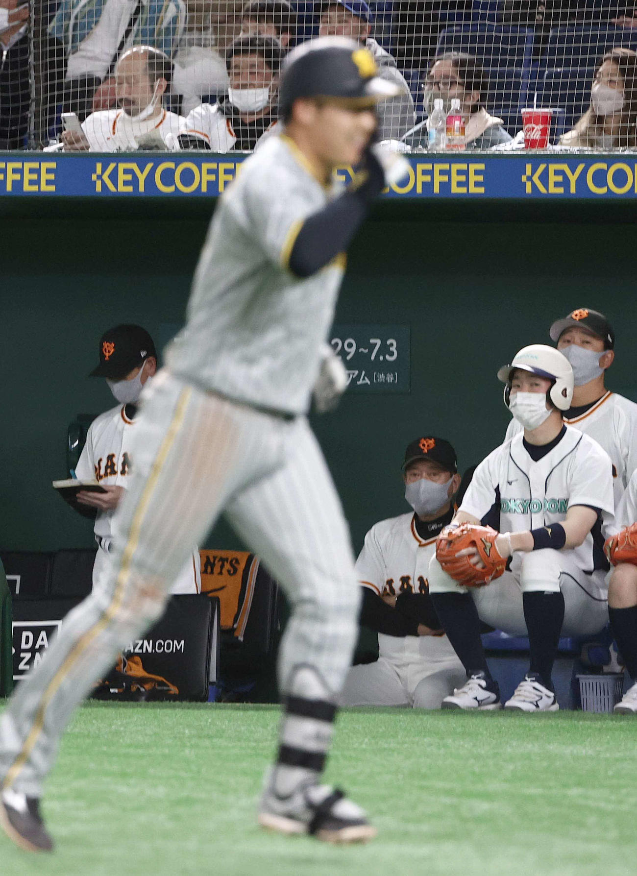 巨人対阪神　8回表阪神無死、原監督（中央）は大山に左越え本塁打を浴び厳しい表情を見せる（撮影・上田博志）
