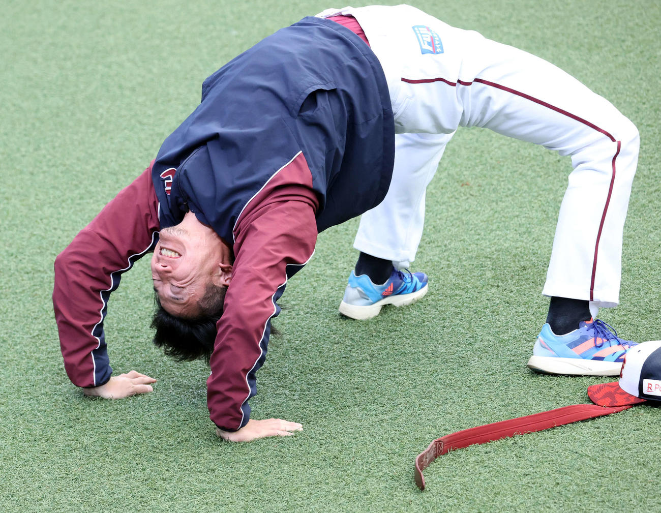試合前練習で、苦しい表情でブリッジする楽天西川（2022年4月23日撮影）