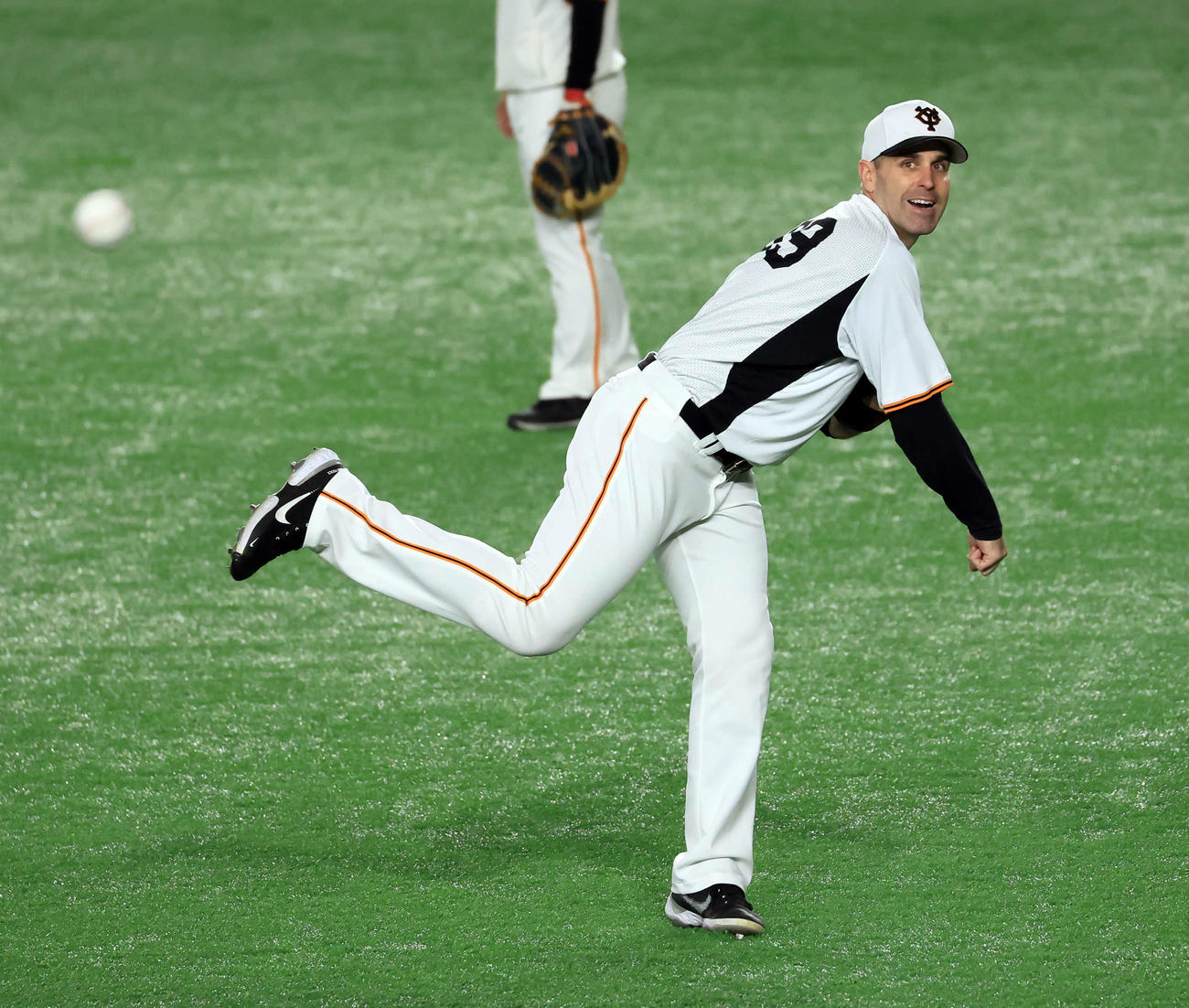 巨人対阪神　キャッチボールする巨人シューメーカー（撮影・浅見桂子）