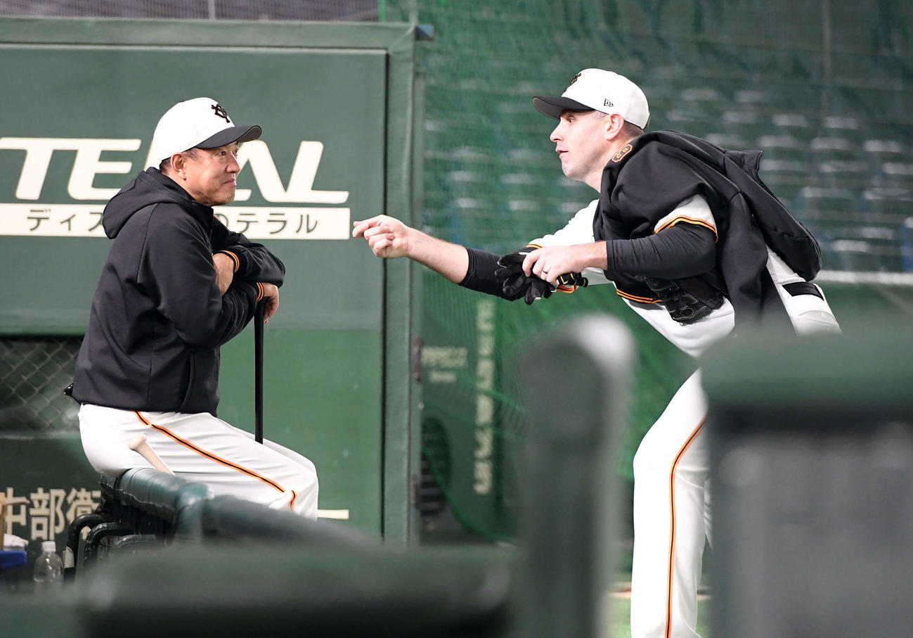 巨人対阪神　原監督とバント論を繰り広げる巨人シューメーカー（撮影・たえ見朱実）