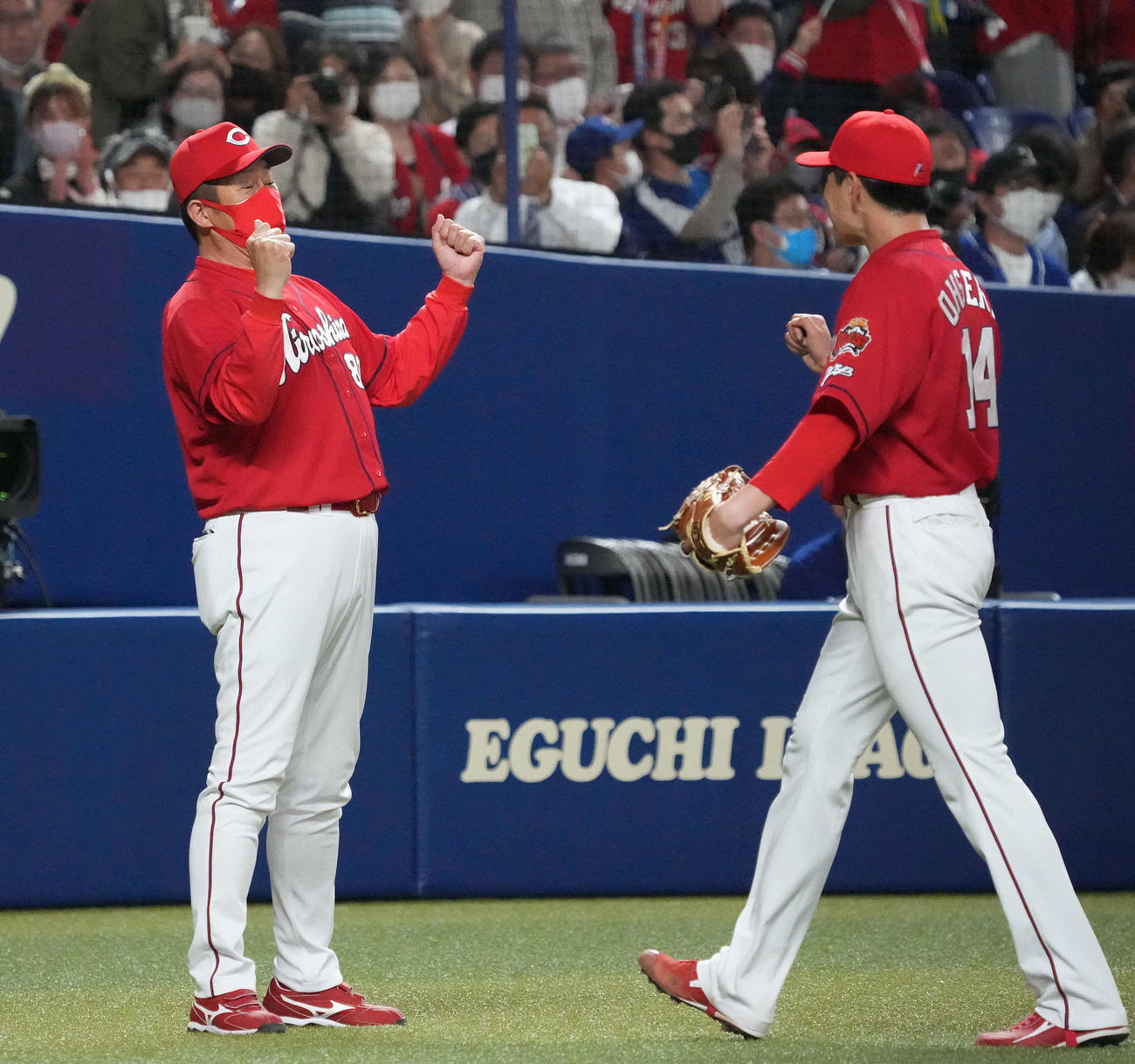 中日対広島　中日に勝利し、大瀬良（右）を迎える佐々岡監督（撮影・森本幸一）