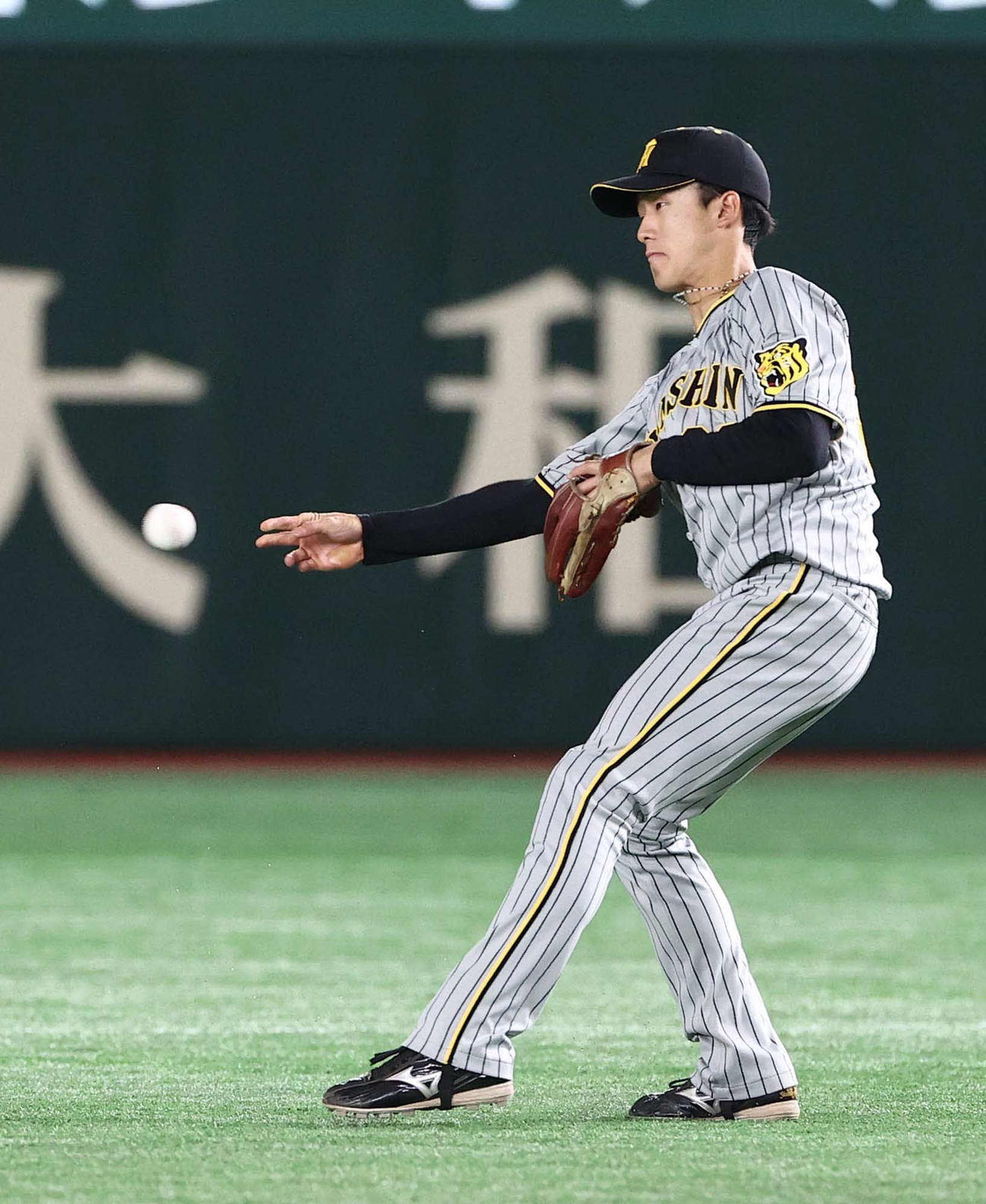 巨人対阪神　5回裏巨人無死一塁、小幡は松原のゴロをさばくも二塁へ悪送球する（撮影・上田博志）