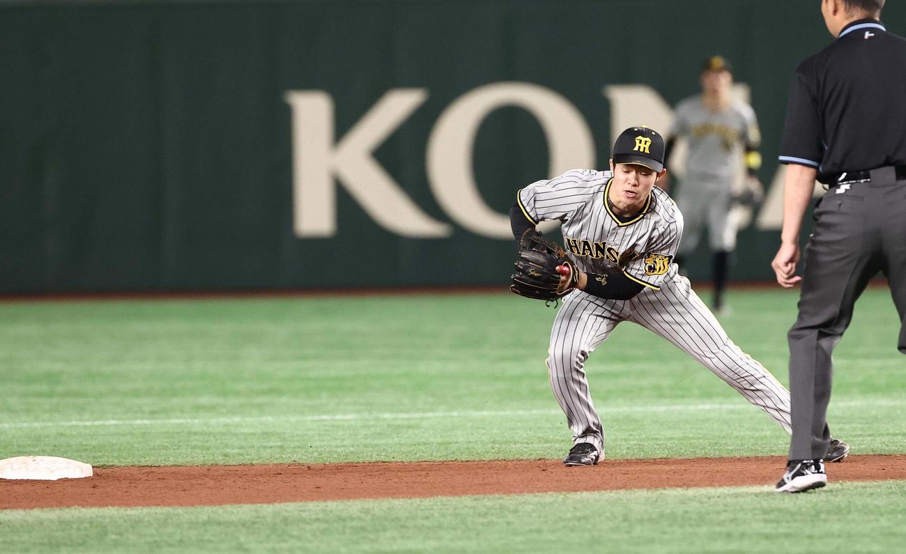 巨人対阪神　5回裏巨人無死一塁、中野拓夢は小幡竜平の悪送球を捕球できず（撮影・上田博志）