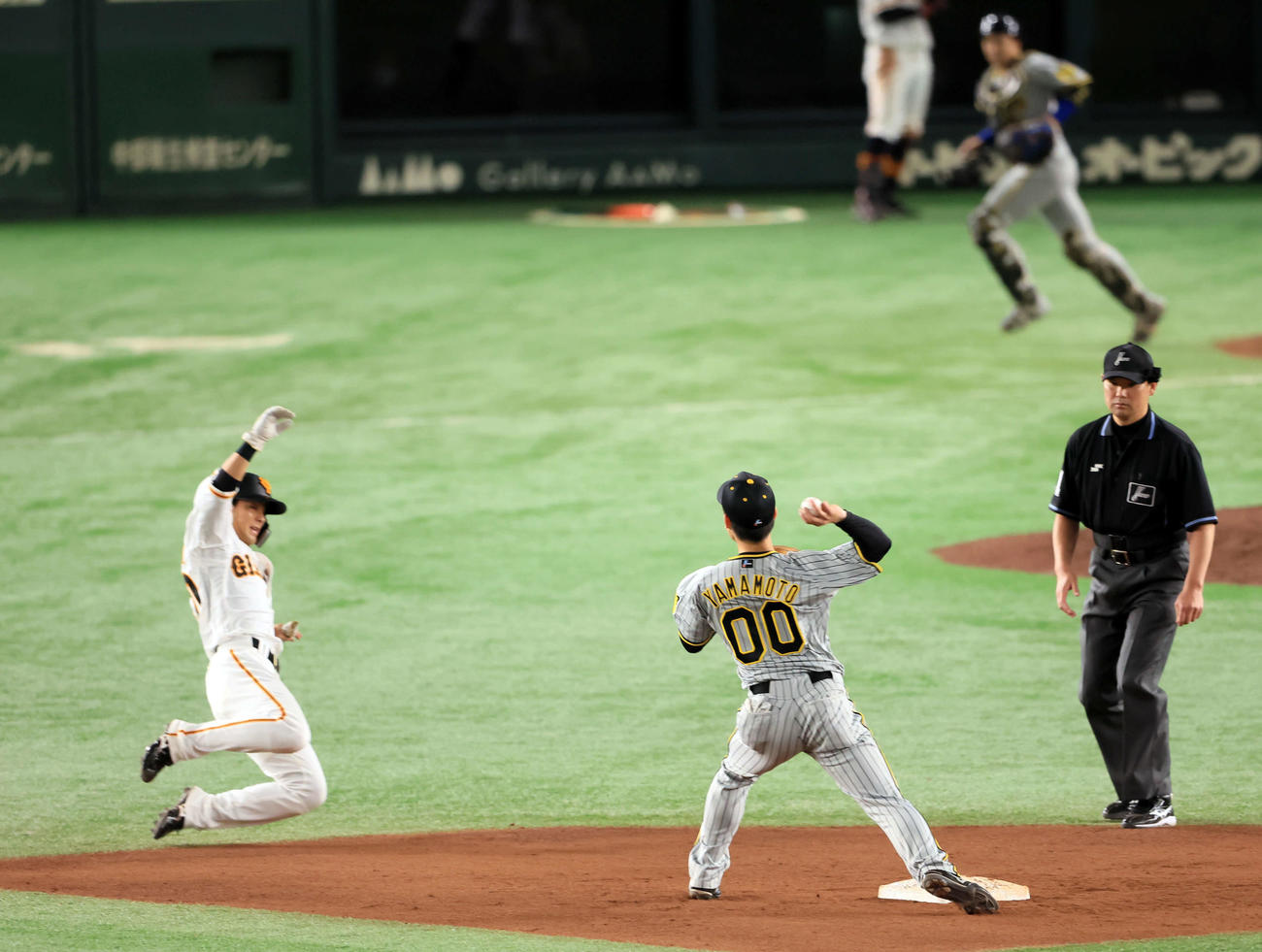 巨人対阪神　7回裏巨人1死一塁、松原の遊ゴロで、二塁から一塁送球する山本（右）だが併殺ならず。走者湯浅（撮影・浅見桂子）
