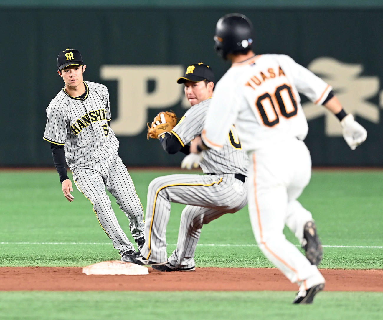 巨人対阪神　7回裏巨人1死一塁、松原の遊ゴロで山本が一塁へ悪送球。アウト取れず（撮影・たえ見朱実）