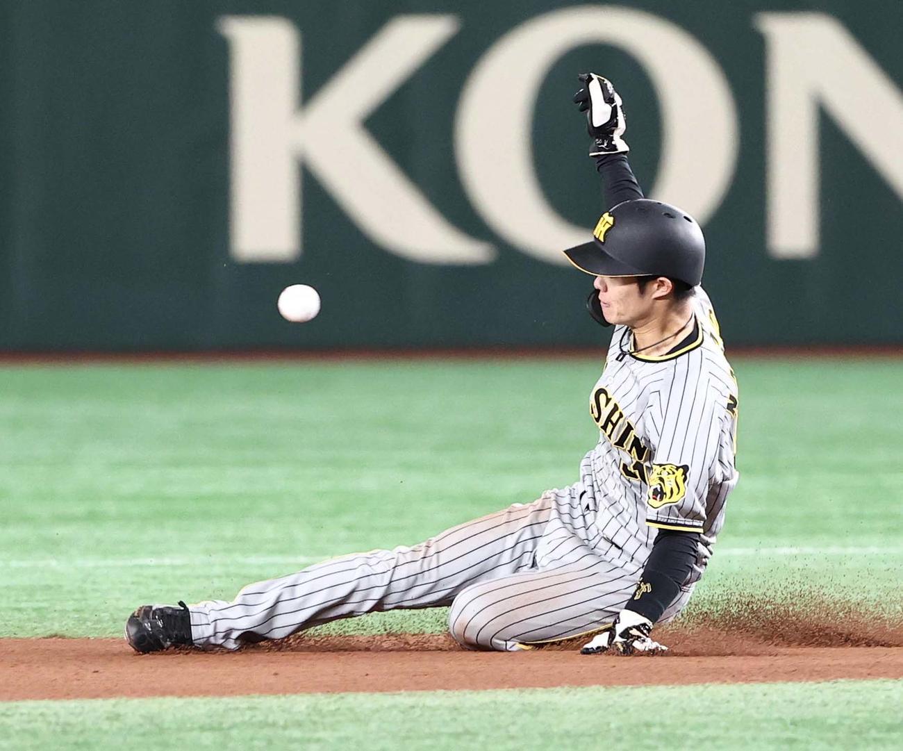 巨人対阪神　6回表阪神2死一塁、中野は二盗に成功する（撮影・上田博志）
