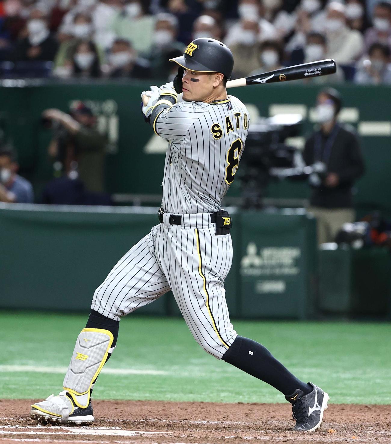 巨人対阪神　6回表阪神2死二塁、佐藤輝は左前に同点適時打を放つ（撮影・上田博志）