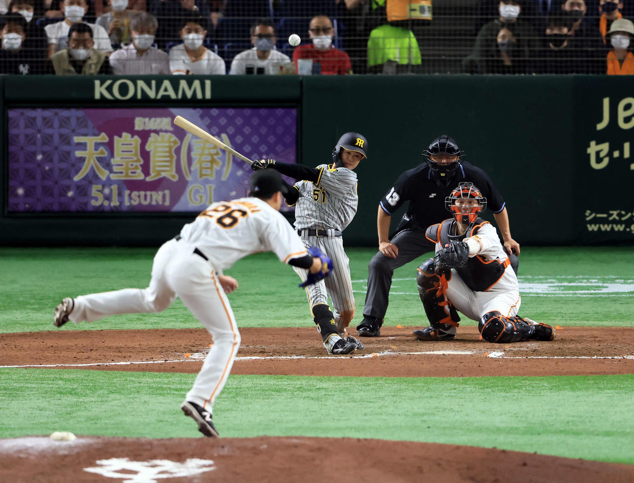 巨人対阪神　7回表阪神2死満塁、中野は中越え2点適時打を放つ。投手今村（撮影・浅見桂子）