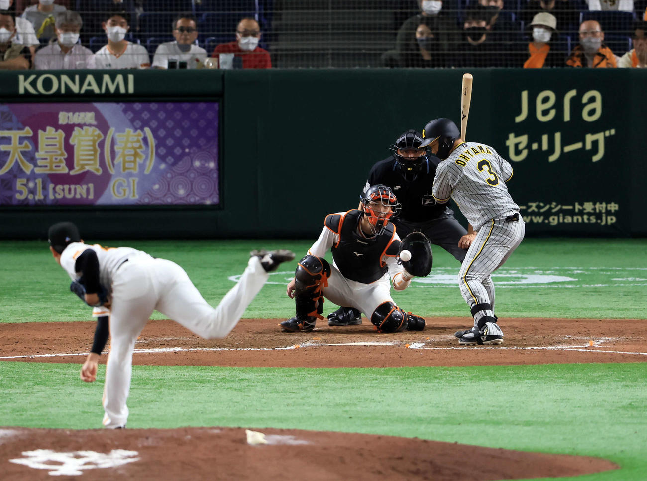 巨人対阪神　7回表阪神2死満塁、大山は押し出し四球を選ぶ。投手畠（撮影・浅見桂子）