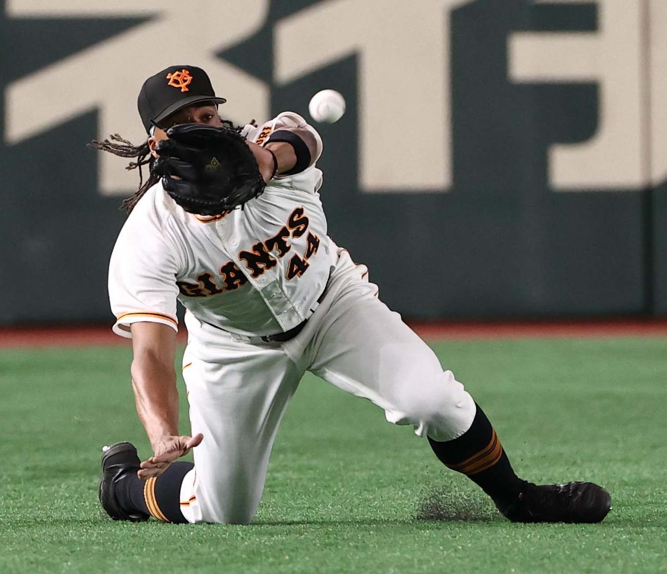 巨人対阪神　1回表阪神1死、中野拓夢の左飛を好捕するウォーカー（撮影・上田博志）