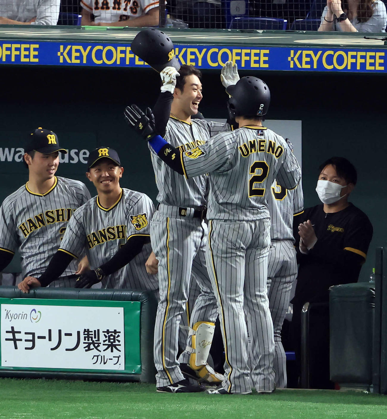 巨人対阪神　8回表阪神1死一塁、山本（中央）は左越え2点本塁打を放ち、ナインと笑顔でハイタッチ（撮影・浅見桂子）