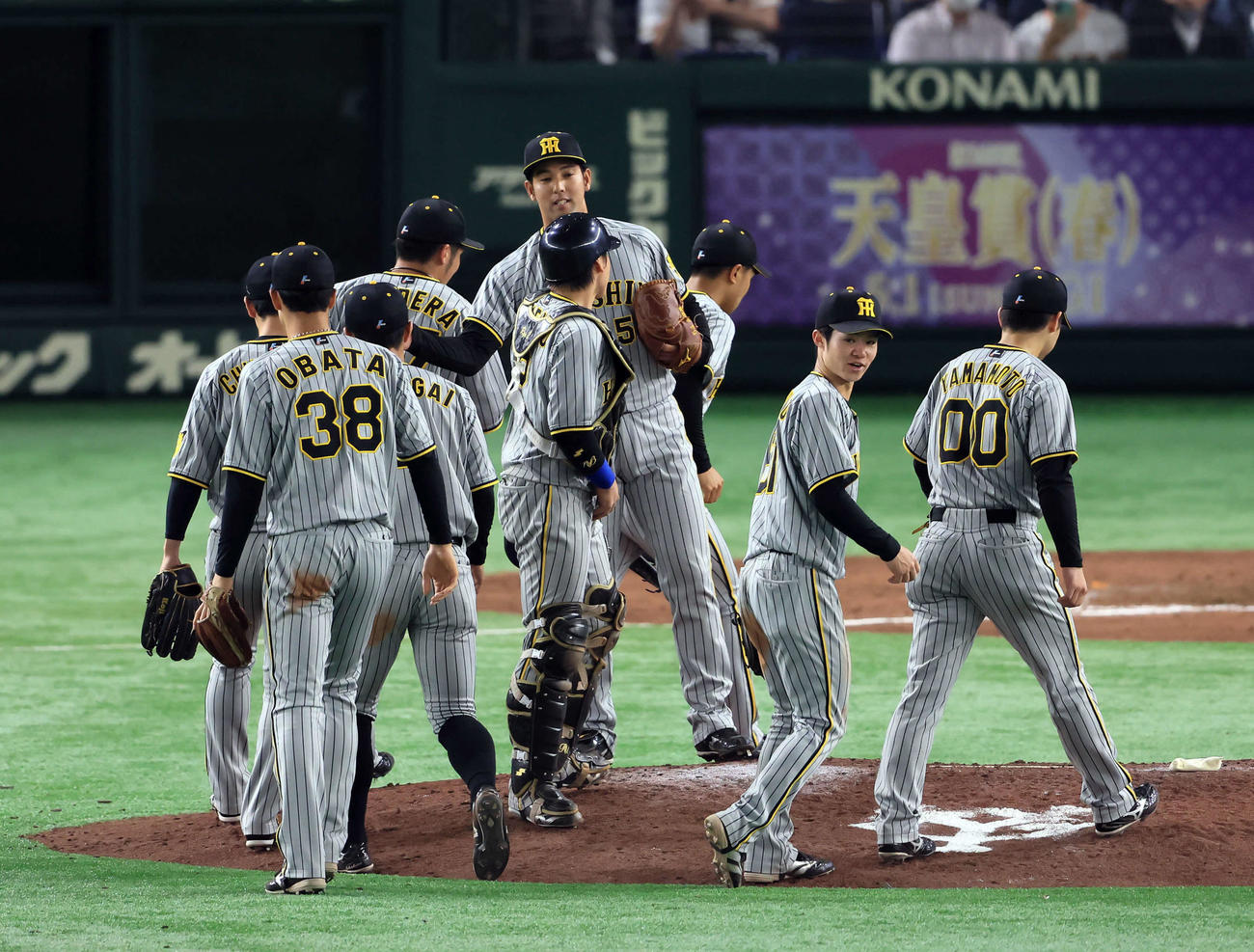 巨人対阪神　チーム5連勝で、ハイタッチで健闘を称え合う加治屋（中央）ら阪神の選手たち（撮影・浅見桂子）