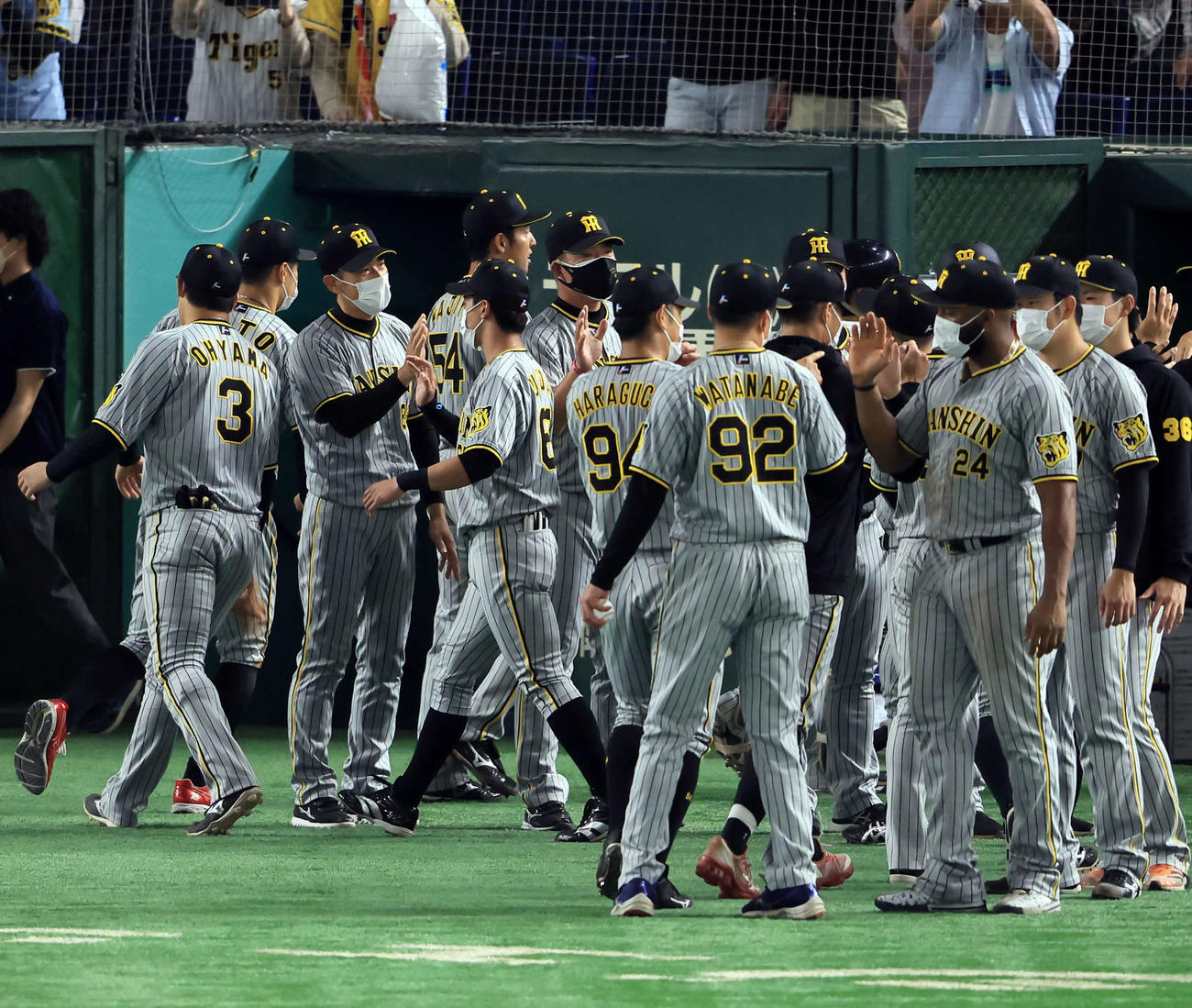 巨人対阪神　チーム5連勝で、ハイタッチで選手を迎える阪神矢野燿大監督（左から2人目）。手前は渡辺（撮影・浅見桂子）