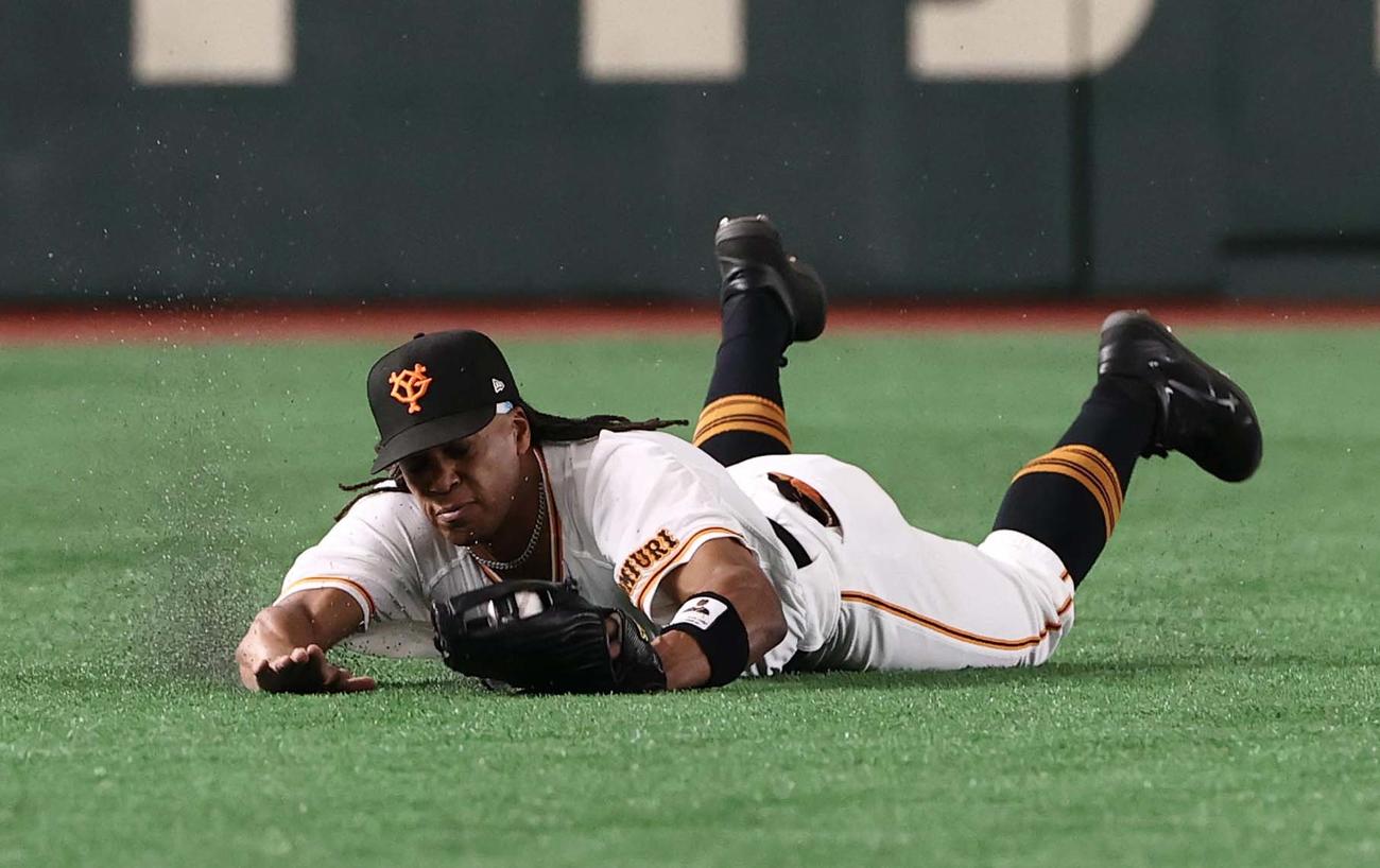 巨人対阪神　1回表阪神1死、中野拓夢の左飛を好捕するウォーカー（撮影・上田博志）