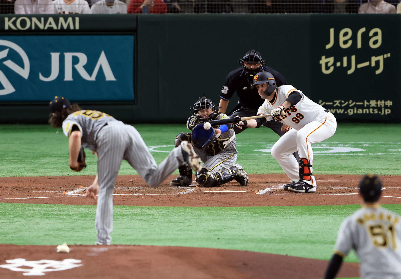 巨人対阪神　2回裏巨人無死一、三塁、シューメーカーはスクイズを決める。投手ウィルカーソン（撮影・浅見桂子）