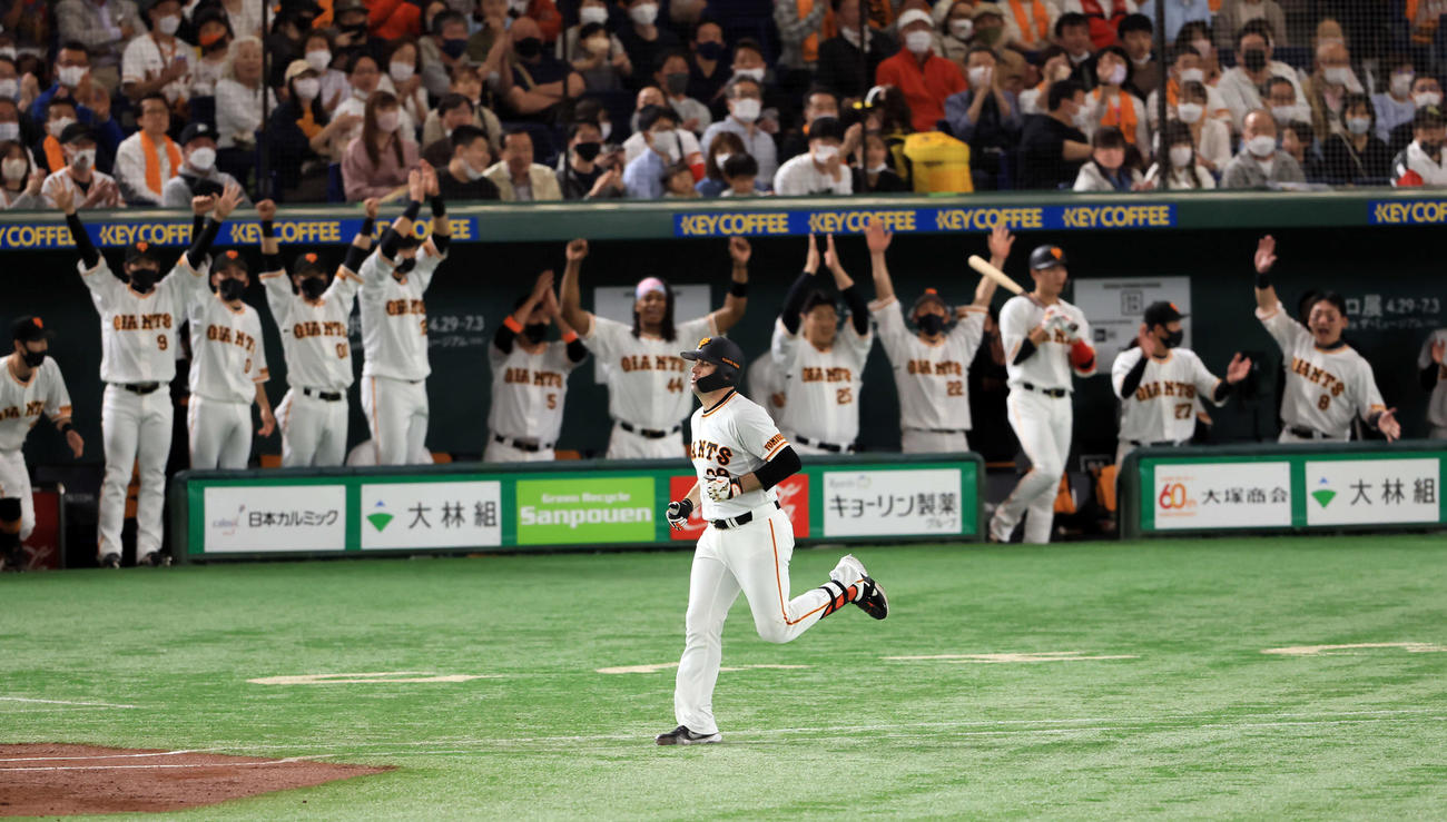 巨人対阪神　2回裏巨人無死一、三塁、シューメーカー（中央）はスクイズを決め、喜ぶベンチを背に一塁に向かう（撮影・浅見桂子）