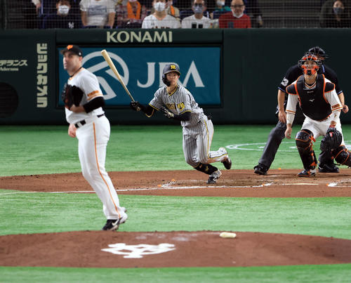 巨人対阪神　6回表阪神2死、中野は中前打を放つ。投手シューメーカー（撮影・浅見桂子）