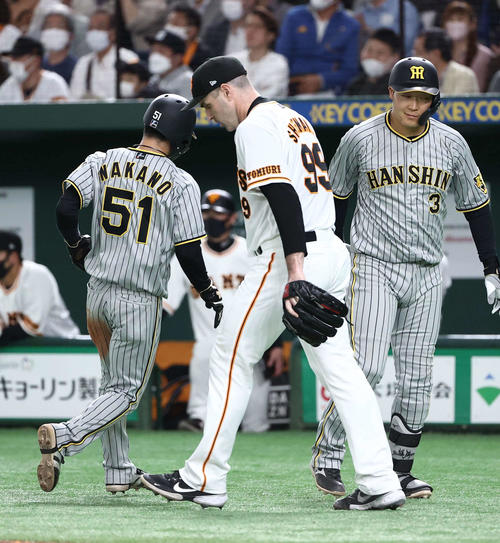 巨人対阪神　6回表阪神2死二塁、シューメーカー（中央）は佐藤輝に左前同点適時打を浴び中野（左）の生還を許す（撮影・上田博志）