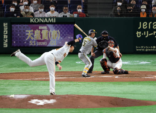 巨人対阪神　7回表阪神2死満塁、近本は押し出し四球を選ぶ。投手今村（撮影・浅見桂子）