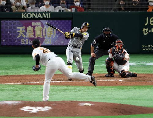巨人対阪神　7回表阪神2死満塁、糸井は中越え2点適時打を放つ。投手畠（撮影・浅見桂子）