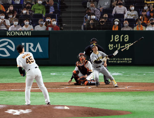 巨人対阪神　8回表阪神1死一塁、山本は左越え2点本塁打を放ち、指を突き上げ一塁を回る（撮影・浅見桂子）