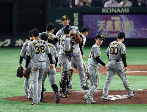 巨人対阪神　チーム5連勝で、ハイタッチで健闘を称え合う加治屋（中央）ら阪神の選手たち（撮影・浅見桂子）