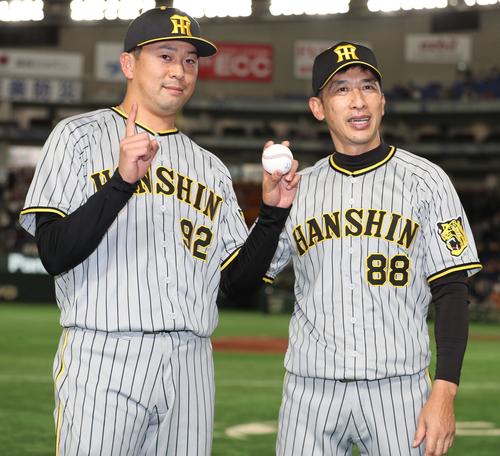巨人対阪神　プロ初勝利の渡辺（左）は矢野監督の祝福を受ける（撮影・上田博志）