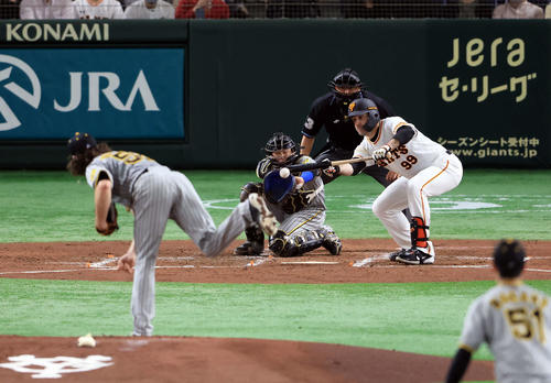 巨人対阪神　2回裏巨人無死一、三塁、シューメーカーはスクイズを決める。投手ウィルカーソン（撮影・浅見桂子）