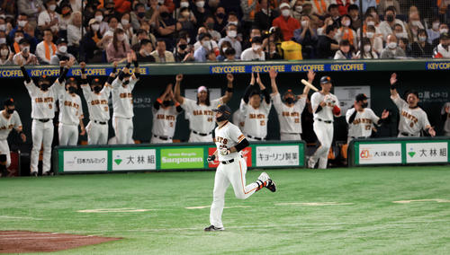 巨人対阪神　2回裏巨人無死一、三塁、シューメーカー（中央）はスクイズを決め、喜ぶベンチを背に一塁に向かう（撮影・浅見桂子）