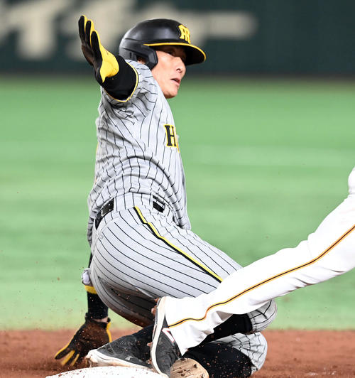 巨人対阪神　2回表阪神1死一塁、糸原の二飛で飛び出した一走糸井は、吉川の好送球で帰塁出来ずアウト（撮影・たえ見朱実）