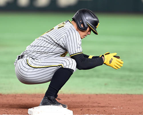 巨人対阪神　2回表阪神1死一塁、糸原の二飛で飛び出した一走糸井は、吉川の好送球で帰塁出来ずアウト（撮影・たえ見朱実）