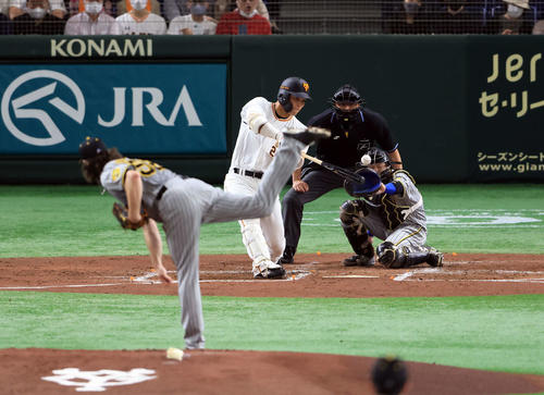 巨人対阪神　2回裏巨人無死一、二塁、大城は左適時打を放つ。投手ウィルカーソン（撮影・浅見桂子）