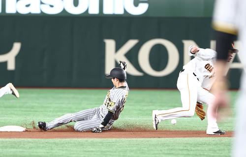 巨人対阪神　4回表阪神無死一、三塁、二盗に成功する中野（撮影・上田博志）