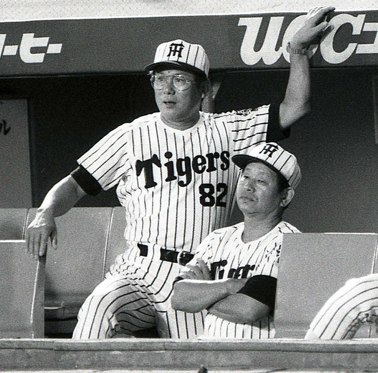 85年、ベンチで吉田義男監督（右）と戦況を見守る土井淳コーチ
