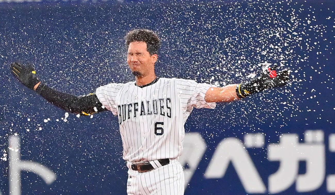 オリックス対西武　9回裏オリックス1死一、三塁、サヨナラ打を放った宗はウオーターシャワーを浴びる（撮影・和賀正仁）