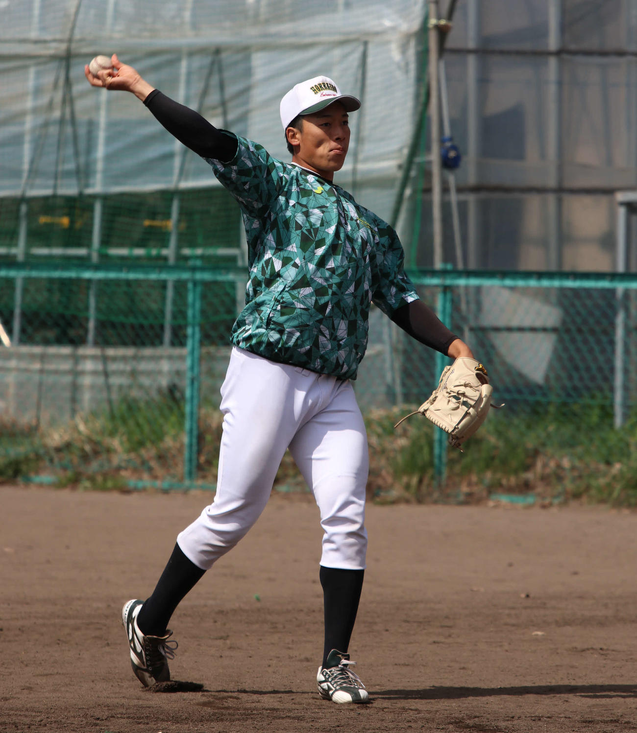 キャッチボールする北大のエースで主将の宮沢（撮影・山崎純一）