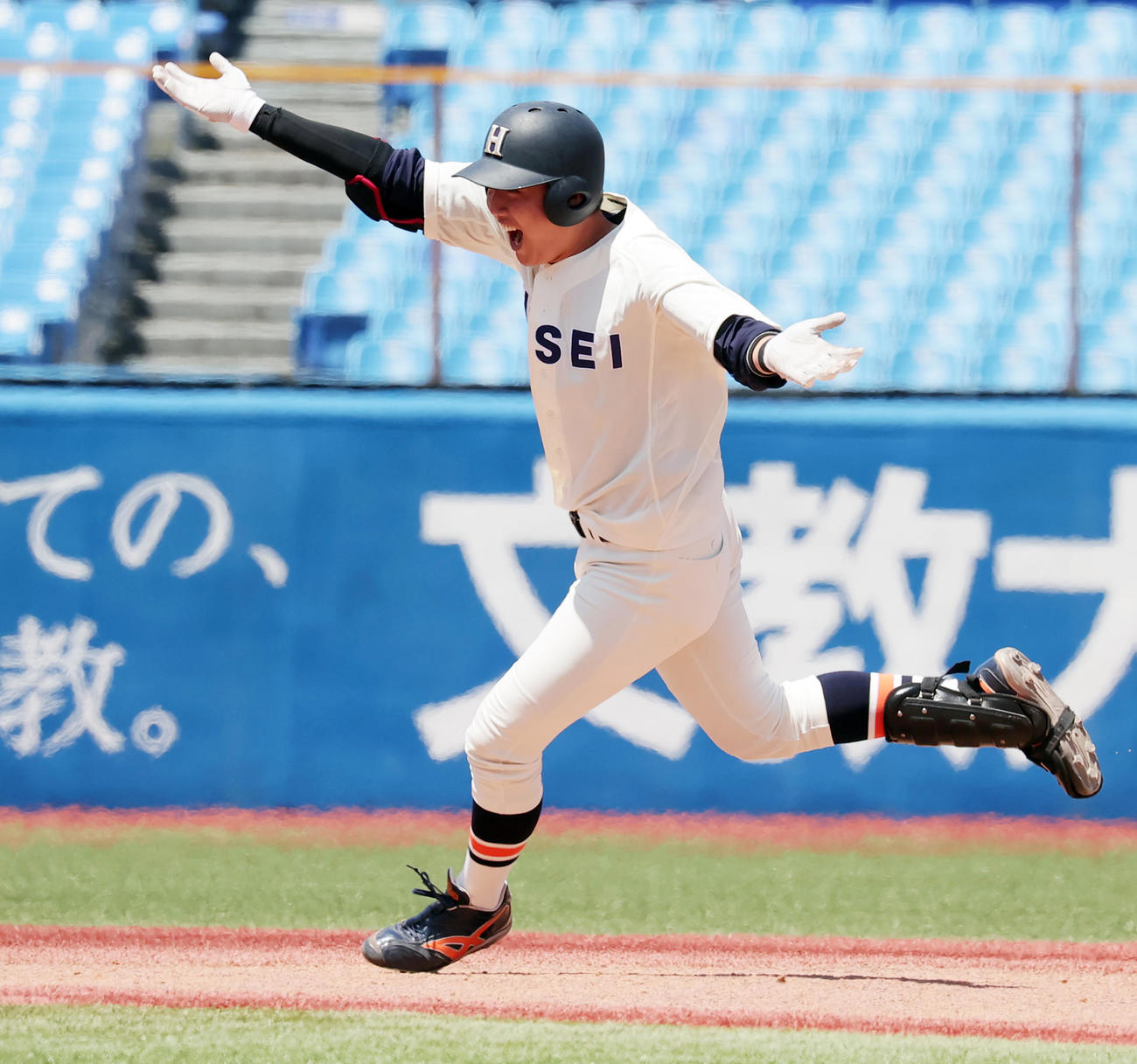9回裏法大2死満塁、左前サヨナラ安打を放ち喜ぶ内海貴斗（撮影・野上伸悟）