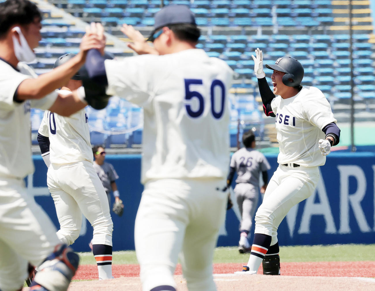 9回裏法大2死満塁、左前サヨナラ安打を放ち喜ぶ内海貴斗（撮影・野上伸悟）