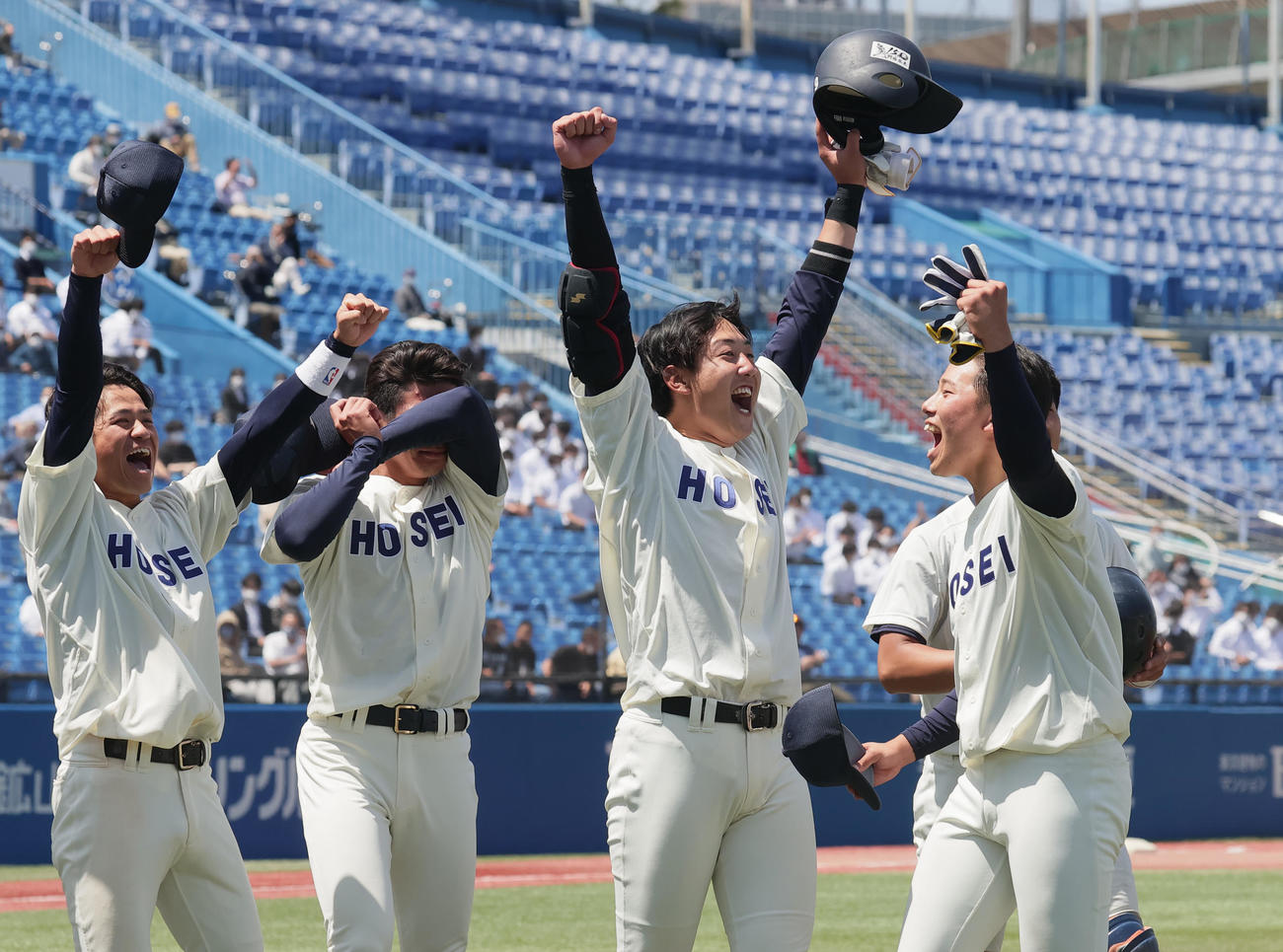 サヨナラ打を放ち喜ぶ内海貴斗（右から2人目）ら法大の選手たち（撮影・野上伸悟）