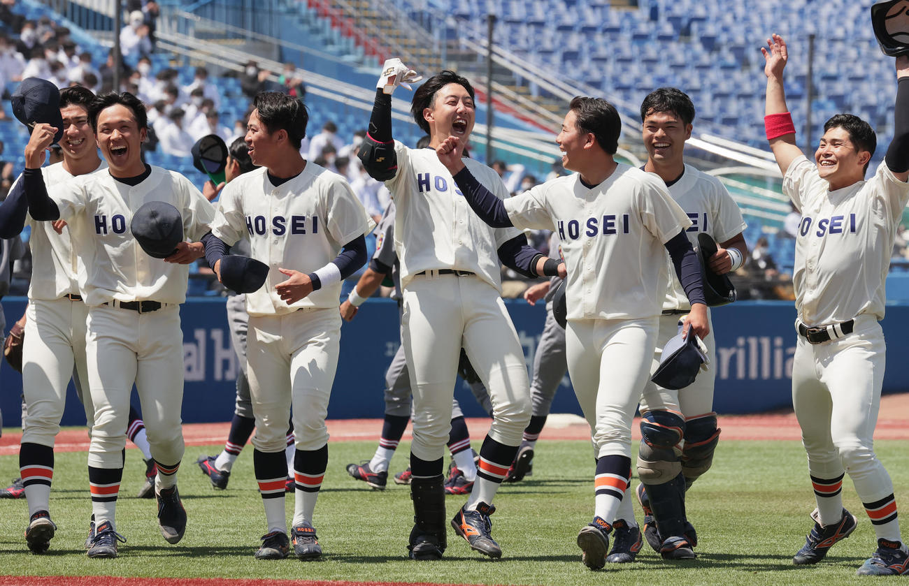 サヨナラ打を放ち喜ぶ内海貴斗（中央）ら法大の選手たち（撮影・野上伸悟）